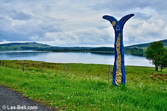 Cycle way sign at Clatteringshaws Loch.